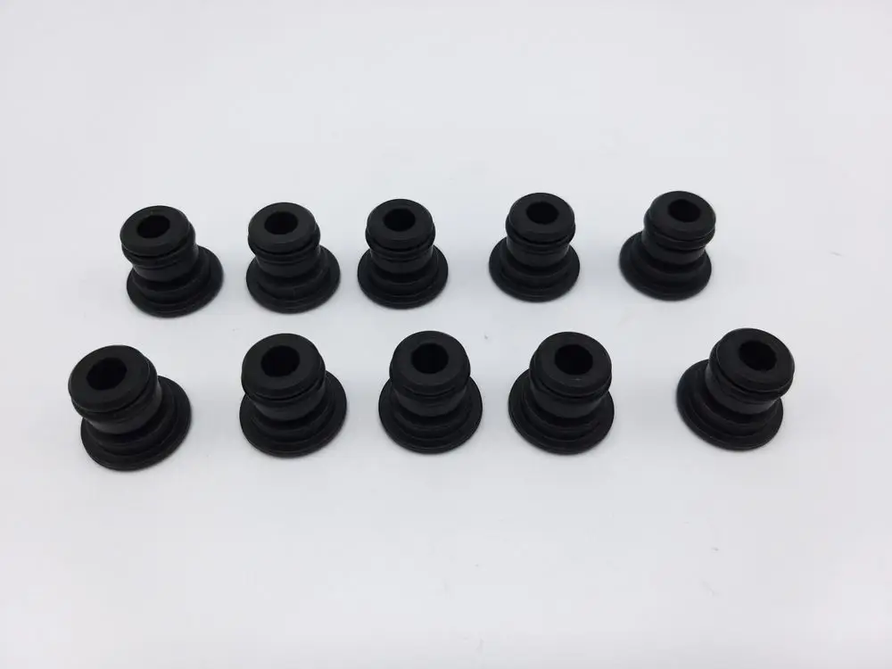 Zehn schwarze Gummi-Stopfen, stapelbar, auf weißem Untergrund, geeignet für verschiedene Anwendungen, einschließlich Produkte von Remeha.